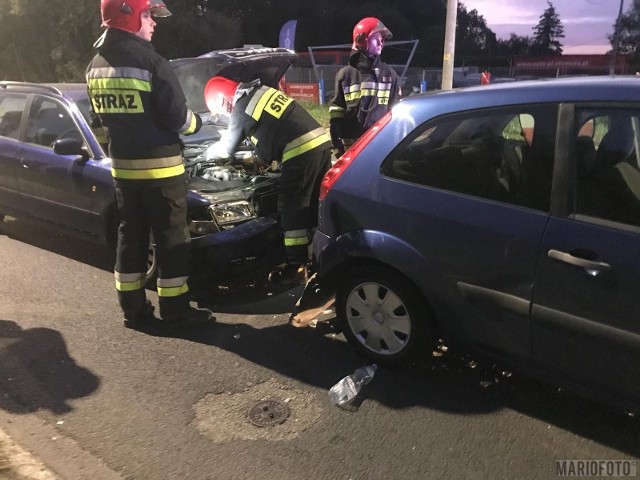 Pięć samochodów zderzyło się w środę wieczorem na ulicy Wrocławskiej w Opolu. Według pierwszych ustaleń policji wynika, że auta - jedno po drugim - najechały na siebie. Dwie osoby zostały przewiezione do szpitala. Trwa ustalanie okoliczności wypadku.