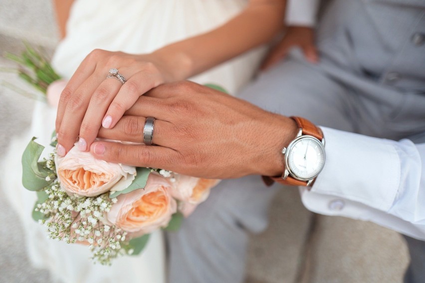 Według szacunków GUS w 2020 r. zawarto 145 tys. małżeństw,...