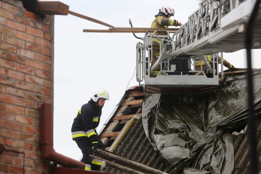 Tornado w Koniecpolu: 150 budynków uszkodzonych, wojewoda...