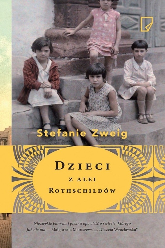 Stefanie Zweig urodziła się w Głubczycach w 1932 roku w rodzinie żydowskiej. W 1938 roku wyjechała do Afryki, część jej rodziny, która pozostała w Niemczech, zginęła w obozach śmierci.