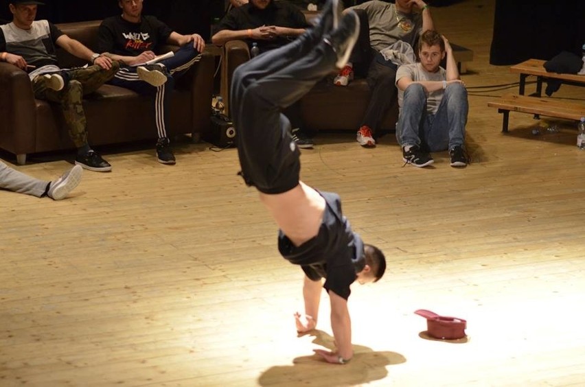 Teraz tak tańczy młodzież. Oto breakdance