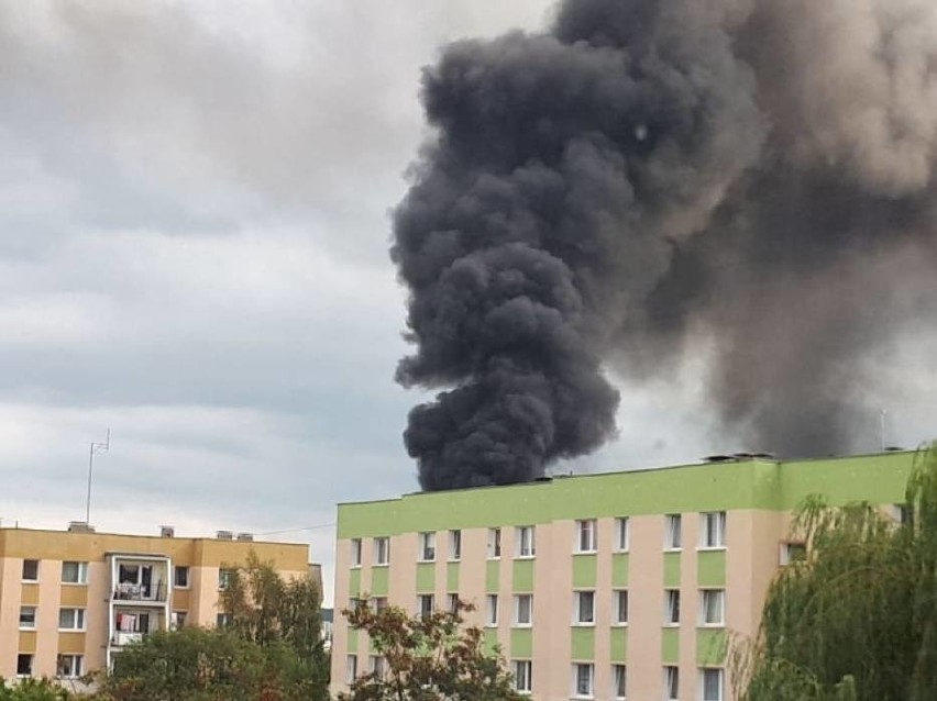 Pożar na ulicy Stoczniowców w Rumi [08.09.2018]. Zajęły się materiały na placu fabrycznym 