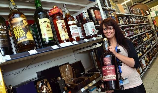 Sandra Smażyk w sklepie E.Leclerc z butelką drogiej whisky