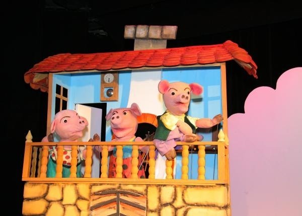 Po części oficjalnej dzieci i dorośli zobaczą bijące rekordy popularności przedstawienie "Trzy świnki". Po nim rozpocznie się lekcja teatralna.