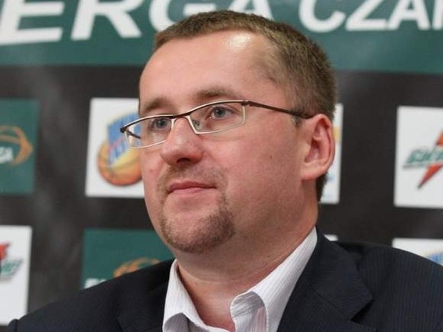 Adam Romański, który pracował w Enerdze Czarnych jako dyrektor sportowy, będzie dyrektorem sportowym i public relations w Polskiej Lidze Koszykówki.