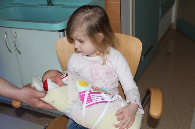 Weronika Banach, córka Daniela i Natalii z Kadzidła. Urodziła się 18 kwietnia, ważyła 3490g, mierzyła 54cm. Na zdjęciu z czteroletnią siostrą Gabrysią