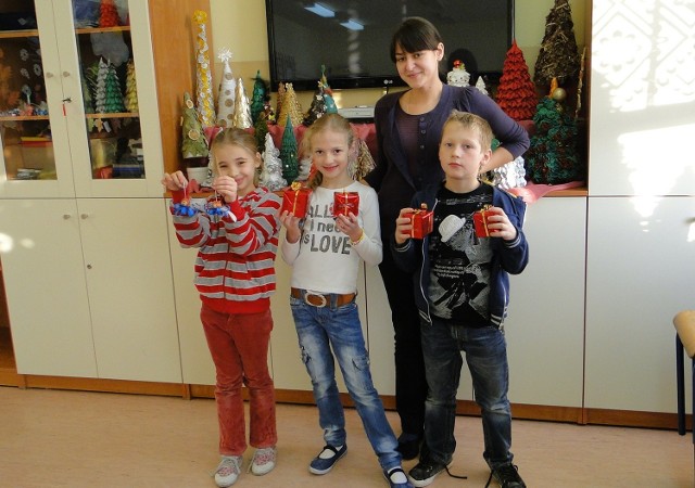 - Zapraszamy na kiermasz do szkoły numer 1 w Radomiu. Można u nas kupić ciekawe ozdoby świąteczne &#8211; mówi nauczycielka Alina Peregończuk i uczniowie, od lewej: Wiktoria Mikos, Maja Wierzbicka i Olek Pluta.