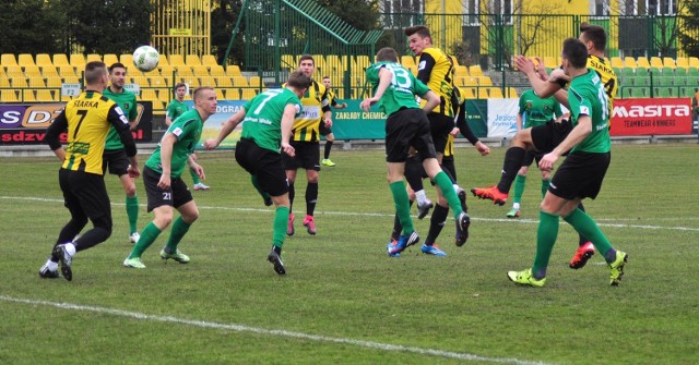 Siarka Tarnobrzeg i Stal Stalowa Wola (zielono-czarne stroje) wiedzą z kim zagrają w drugoligowych rozgrywkach sezonu 2016/2017.