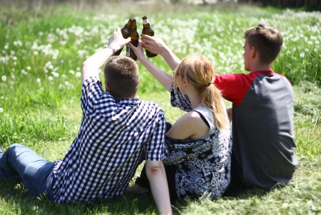 Alkoholowy „debiut” najczęściej odbywa się w obecności rówieśników, jednak co trzeci badany przyznaje, że smak alkoholu poznał w towarzystwie rodziców lub innych dorosłych członków rodziny.