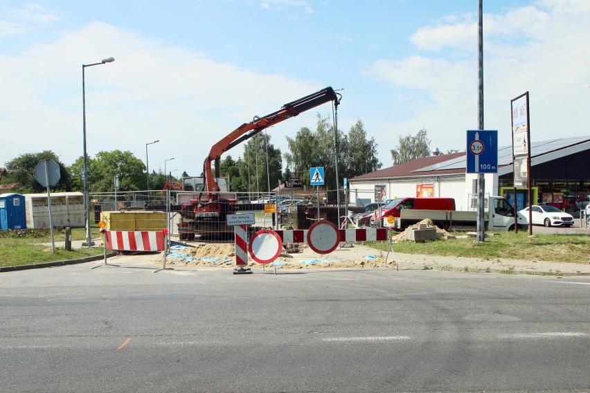 Będzie sieć sanitarna przy ul. Głównej. – Nie widać robotników, niepotrzebnie zamknęli ulicę - mówi Czytelnik. MPWiK: sieć jest układana