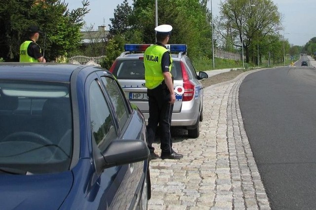 35-latek został zatrzymany i przewieziony do Komendy Powiatowej Policji w Namysłowie.