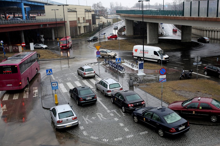 Przyjeżdżający na dworzec autobusowy często nie mają gdzie...