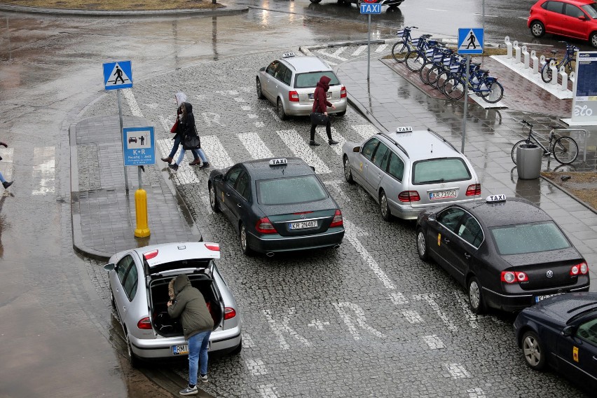 Przyjeżdżający na dworzec autobusowy często nie mają gdzie...