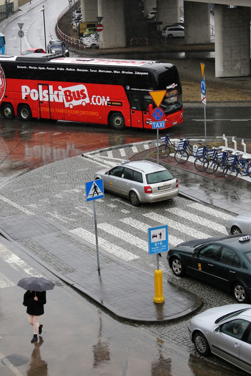 Przyjeżdżający na dworzec autobusowy często nie mają gdzie...