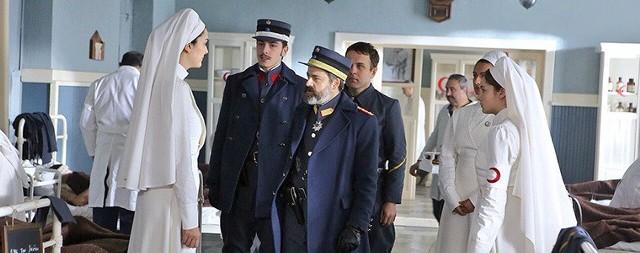 Hilal postanawia uprowadzić ze szpitala greckiego żołnierza, Ali Kemal postanawia odszukać swoją biologiczną rodzinę. Sprawdź, co wydarzy się w 16. odcinku "Zranionej miłości".