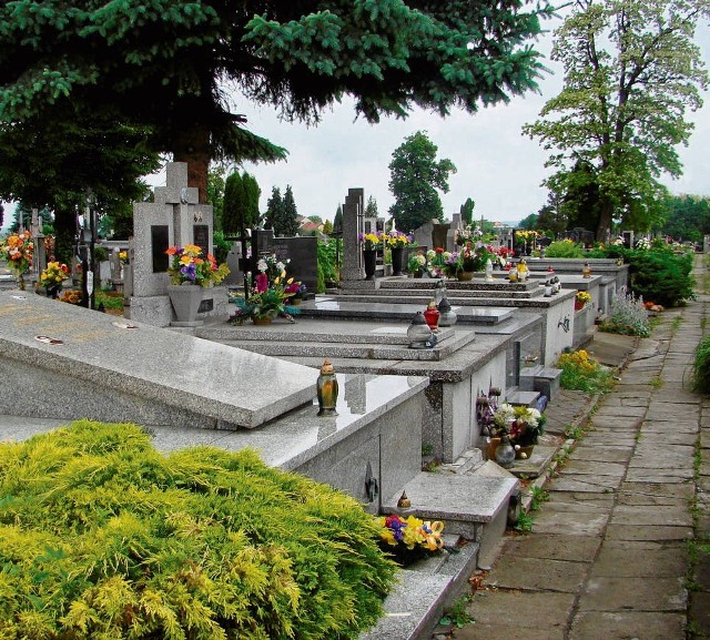 Stara część cmentarza w Proszowicach