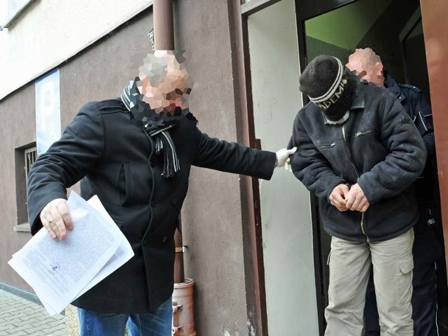 Policjanci wyprowadzają Bogdan B. z Sądu Rejonowego w Drawsku Pomorskim. Ze względów higienicznych prowadzili go w gumowych rękawiczkach. Zatrzymany od dawna nie pracował, jest bezdomny. Ma 56 lat - tyle, ile jego ofiara w chwili śmierci.