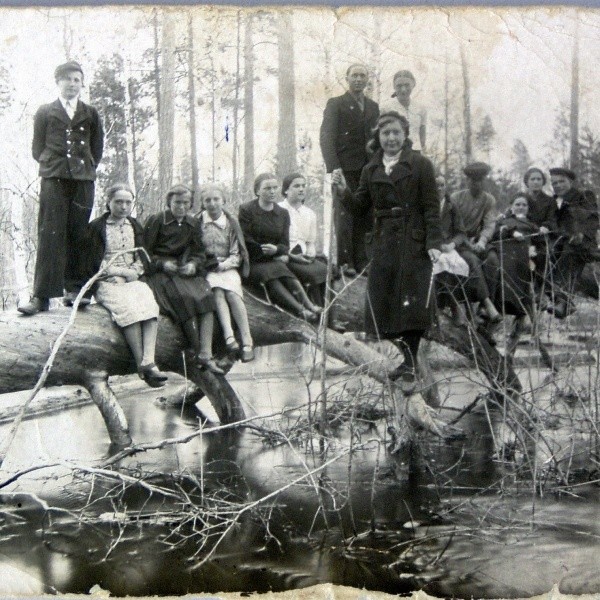 Zesłańcy na Oziero Zajskoje: od lewej  Edward Burzawa, Stanisława Burzawa, Alina Kozirkiewicz, Maria Kozirkiewicz, Eugenia Gass, Bogdan Gass, nauczycielka - Julia Grigoriewna, Marek Pasemko, Zofia Pasemko, Sofia Aleksiejewna, Edward Gass, na przodzie stoi Zoja Wasiljewna. Zdjęcie wykonane 3 maja 1941 roku.