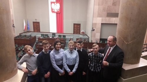 Wychowankowie Domu Dziecka z Brodnicy mieli okazję do zwiedzenia sal Sejmu i Senatu, a to dzięki uprzejmości posła