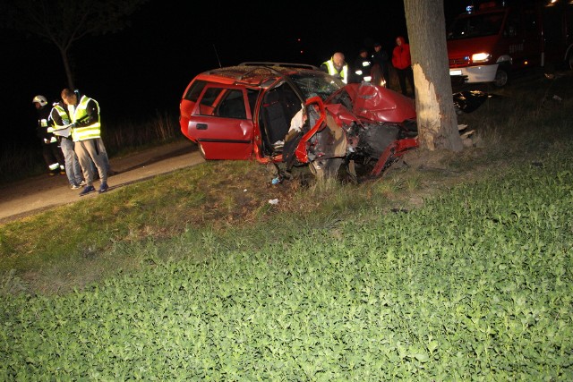 W sobotę o godz. 22.45 w Cerekwicy, gm. Żnin, na drodze powiatowej doszło do tragicznego w skutkach wypadku drogowego. Ze wstępnych ustaleń funkcjonariuszy pracujących na miejscu wynika, że 28-latek kierujący pojazdem marki Opel Vectra, znajdując się w stanie nietrzeźwości, w wyniku niedostosowania prędkości do warunków drogowych, zjechał z jezdni i uderzył w drzewo. Flesz - wypadki drogowe. Jak udzielić pierwszej pomocy?