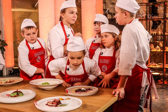 W 5. odcinku "Masterchef Junior 6" Dzieciaki gotowały w prawdziwej restauracji dla swoich rodziców. Zobacz, jak im poszło.fot. TVN