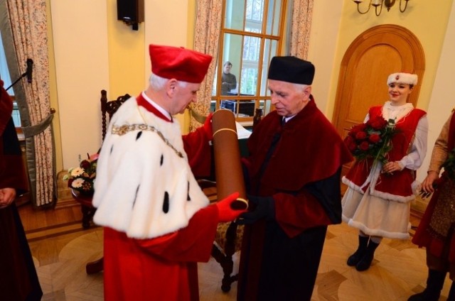 Doktorat honoris causa został nadany prof. Ludwikowi K. Malendowiczowi przez Uniwersytet Przyrodniczy w Poznaniu.