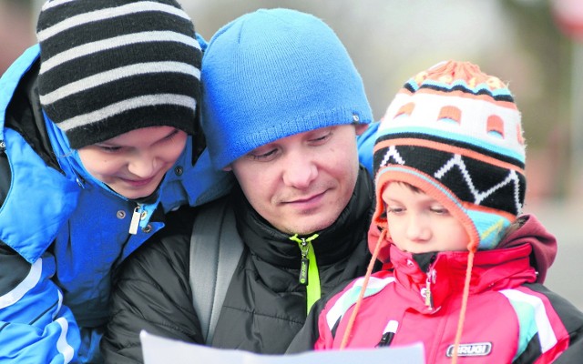 Szkoły muszą być dobrze przygotowane, by mieć u siebie zerówki - mówi Daniel Szymendera z Filipem (6 lat) i Kacprem (10 lat).