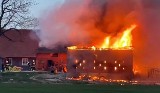 Głobica. Pożar pomieszczeń gospodarczych. Ogień rozprzestrzenił się na inne budynki. Uratowano kilkadziesiąt sztuk zwierząt 18.04.2022