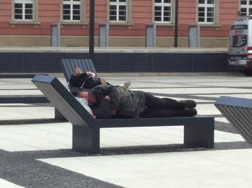 Wrocław: Plac Nowy Targ centrum spotkań... bezdomnych (ZDJĘCIA)