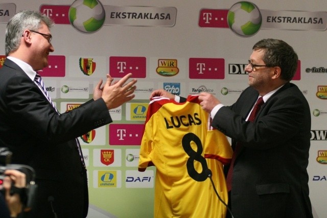 W środę podpisana została umowa o współpracy pomiędzy firmą Rebond a Koroną Kielce. Prezes firmy Xavier Lucas (z lewej) otrzymał też od prezes Korony Tomasza Chojnowskiego koszulkę z napisem Lucas.