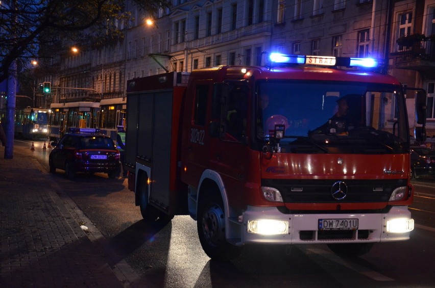 Wrocław: Wypadek na Sienkiewicza. Volkswagen zderzył się z tramwajem (ZDJĘCIA)