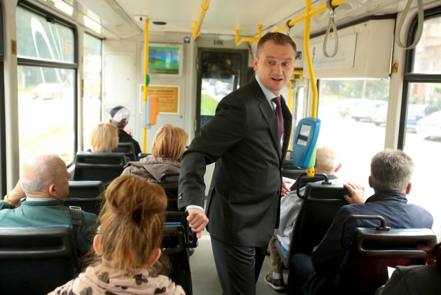 W tramwaju linii nr 9 Sławomir Nitras przekonywał do siebie wyborców.