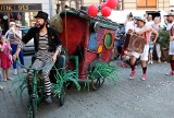 Lato na Starym Mieście. „Baśniowa podróż klaunów” - spektakl uliczny w Grudziądzu [zobacz zdjęcia]