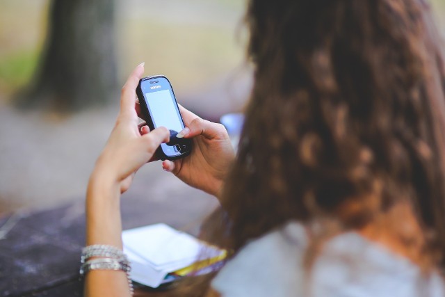 Rzekomy pracownik banku poinformował kobietę, że ktoś w jej imieniu złożył trzy wnioski kredytowe. Zainstalowanie na telefonie specjalnej aplikacji miało uchronić oszczędności 24-latki i zablokować przelewy. Rozmówca okazał się oszustem