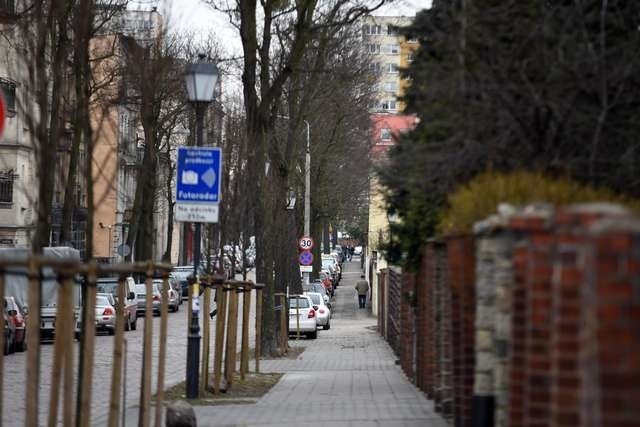 Konsultacje dotyczyły fragmentu ul. Słowackiego między Sienkiewicza i Konopnickiej. Na ulicy ma zostać wprowadzony ruch jednokierunkowy, jeden z pasów zostanie zamieniony na parking