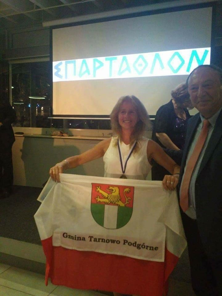 Jolanta Witczak z flagą Tarnowa Podgórnego podczas...