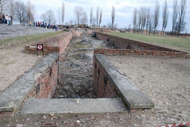 Ruiny podziemnej rozbieralni w krematorium II