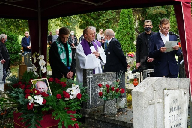 W czwartkowe południe na cmentarzu junikowskim pożegnano trenera legendę poznańskiej Warty, 81-letniego Tadeusza Łuczaka. W ostatniej drodze towarzyszyły mu setki wychowanków.