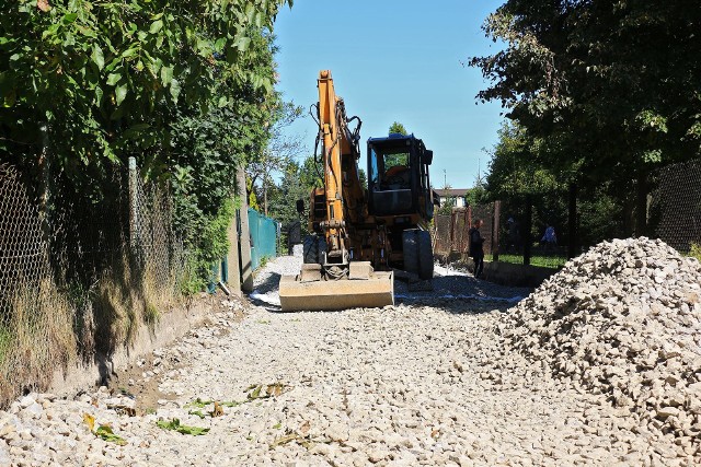 Rozpoczęła się wyczekiwana przebudowa ulicy Różanej w Śledziejowicach koło Wieliczki. Prace potrwają 10 miesięcy