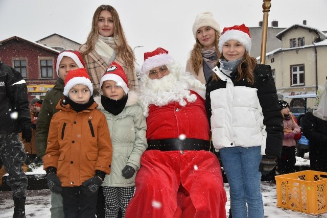 W niedzielne popołudnie na kartuskim Rynku każde dziecko miało możliwość przytulenia się do Mikołaja i zrobienia wspólnej fotki.