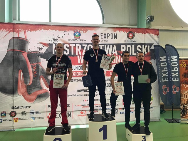 Jakub Kalinowski na najwyższym stopniu podium po wygranej w formule light-contact