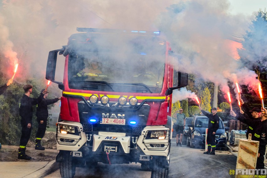 Strażacy z Zagnańska mają nowy wóz gaśniczo - ratowniczy. Zobacz zdjęcia