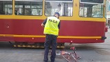 Wypadek na Piotrkowskiej w Łodzi. Rowerzysta wjechał w tramwaj [ZDJĘCIA, FILM]