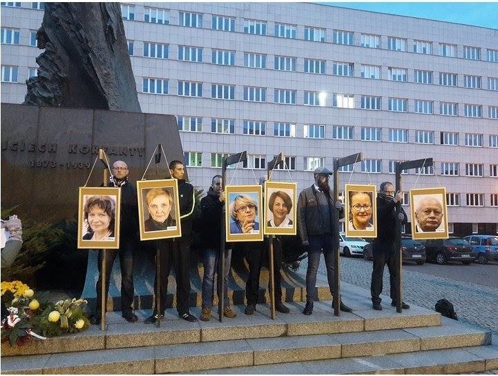Powiesili zdjęcia europosłów na szubienicach, nie popełnili przestępstwa. Prokuratura umorzyła śledztwo