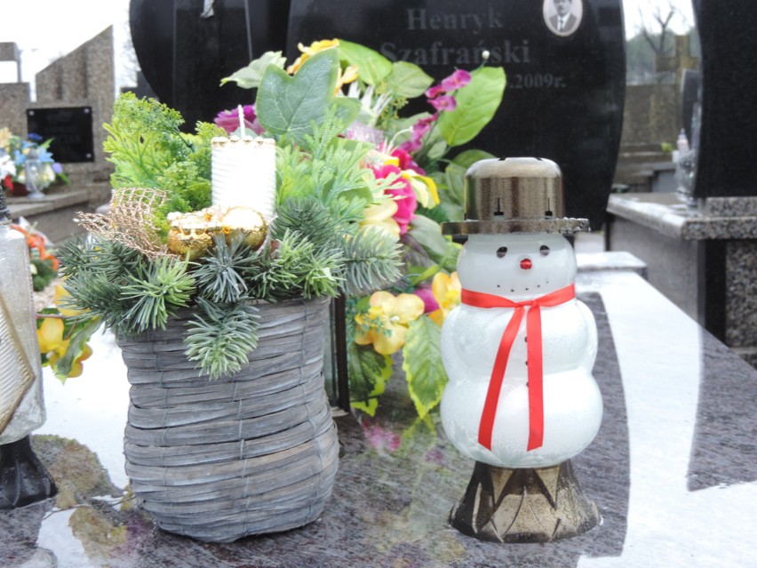 Świąteczne ozdoby nagrobne na małkińskim cmentarzu. Zdjęcia
