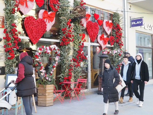 Na ulicy Piotrkowskiej widać już walentynkowy klimat. Restauracje czekają na zakochane pary