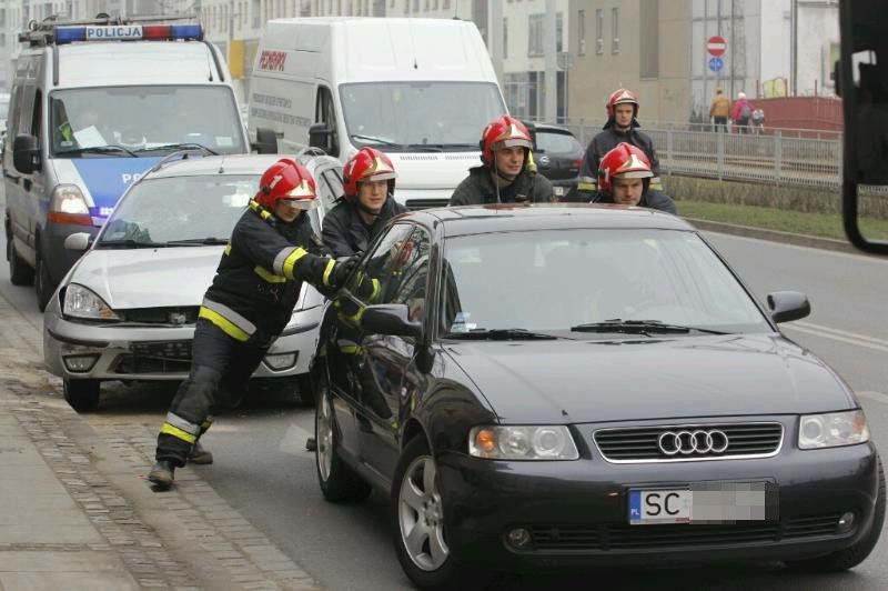 Wrocław: Wypadek na Pułaskiego. Audi zderzyło się z fordem (ZDJĘCIA)