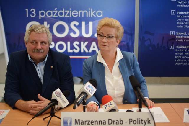 Marzenna Drab wraz z Grzegorzem Kleinem, radnym PiS zachęcali, aby pójść w niedzielę do lokali wyborczych i oddać głos na Prawo i Sprawiedliwość.