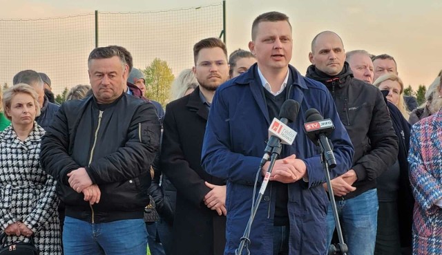 Adrian Wołos nowy wójt gminy Samborzec na konferencji podsumowującej kampanię wyborczą.