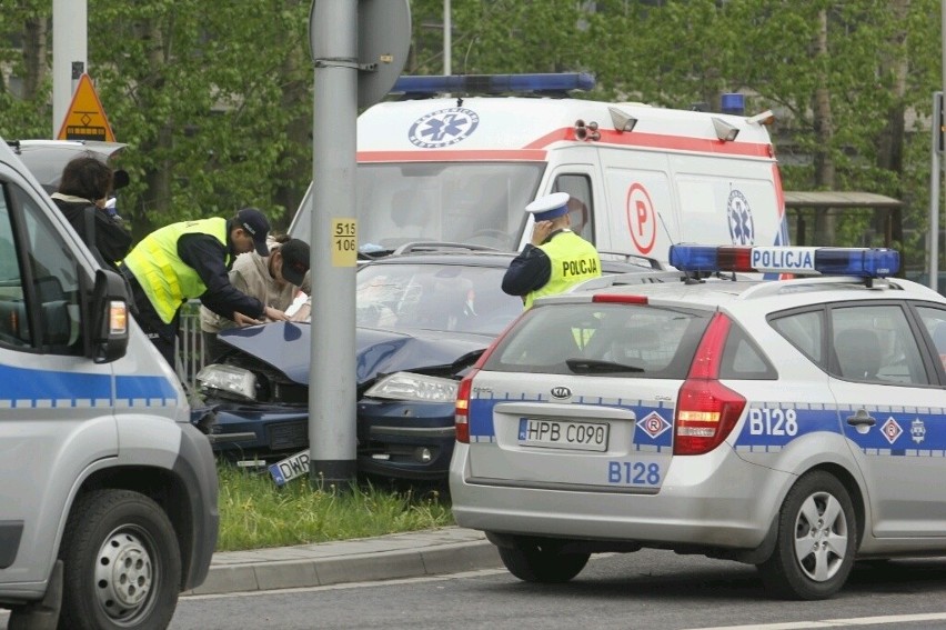 Wrocław: Wypadek na Lotniczej. Dwie osoby w szpitalu (ZDJĘCIA)